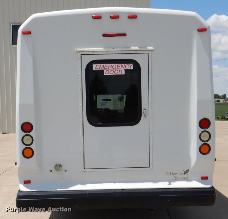 image for item IQ9609 2009 Ford E450 Super Duty  shuttle bus