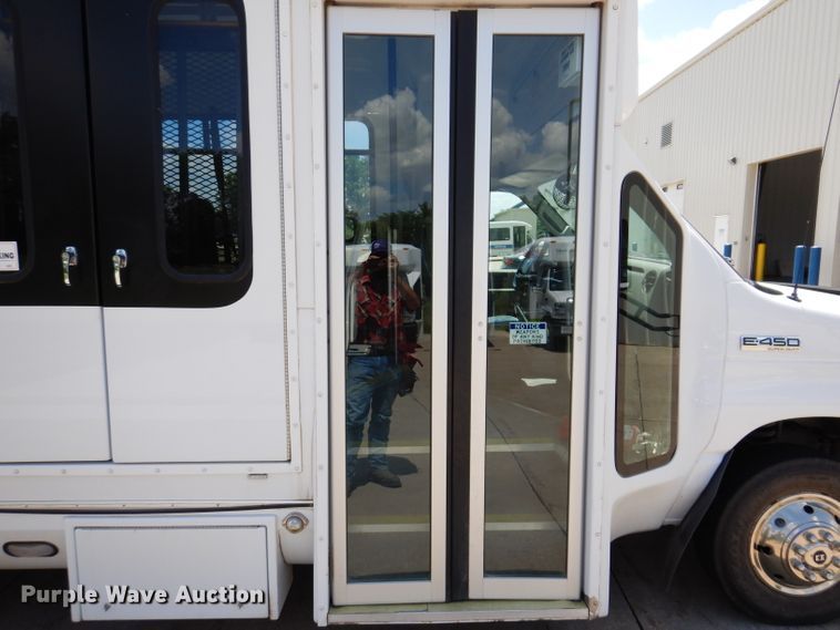 image for item IQ9609 2009 Ford E450 Super Duty  shuttle bus