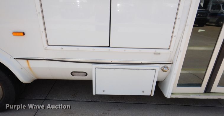 image for item IQ9609 2009 Ford E450 Super Duty  shuttle bus