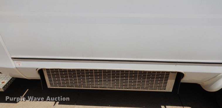 image for item IQ9609 2009 Ford E450 Super Duty  shuttle bus