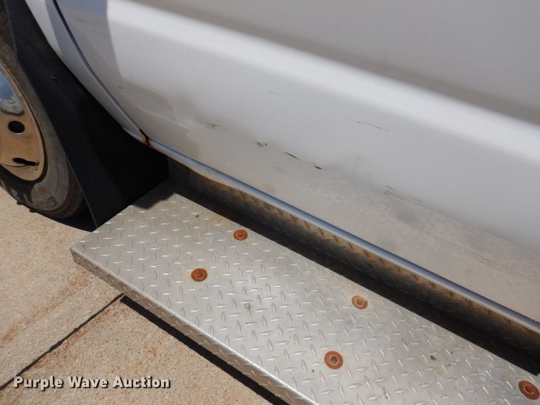 image for item IQ9609 2009 Ford E450 Super Duty  shuttle bus