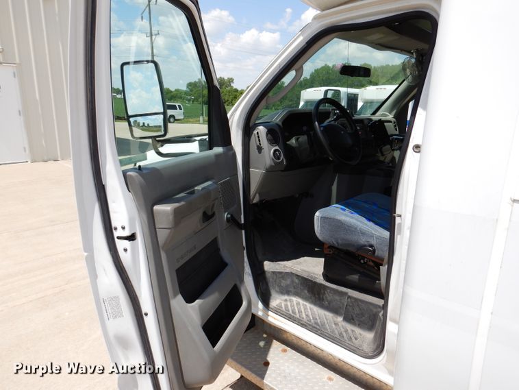 image for item IQ9609 2009 Ford E450 Super Duty  shuttle bus
