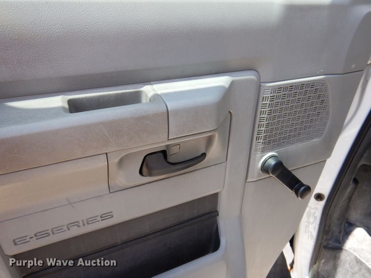 image for item IQ9609 2009 Ford E450 Super Duty  shuttle bus