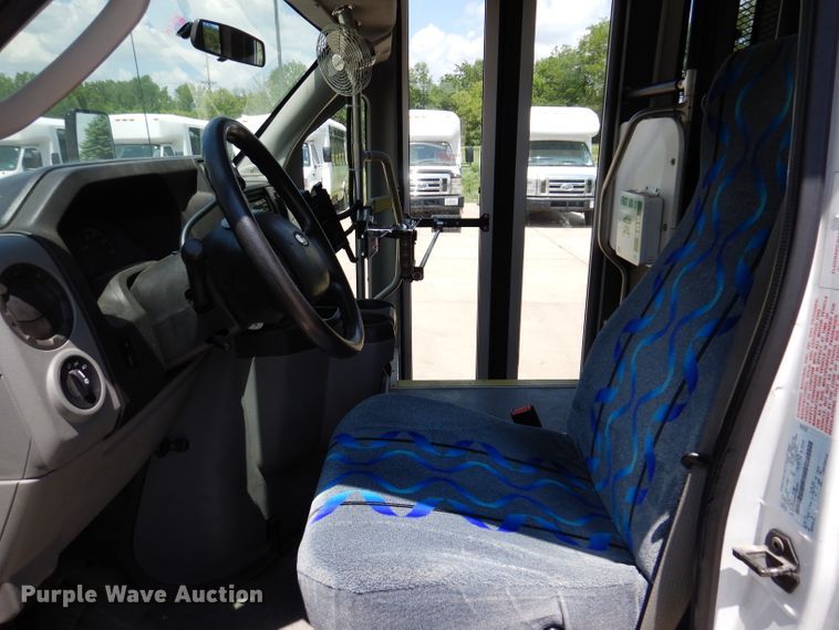 image for item IQ9609 2009 Ford E450 Super Duty  shuttle bus