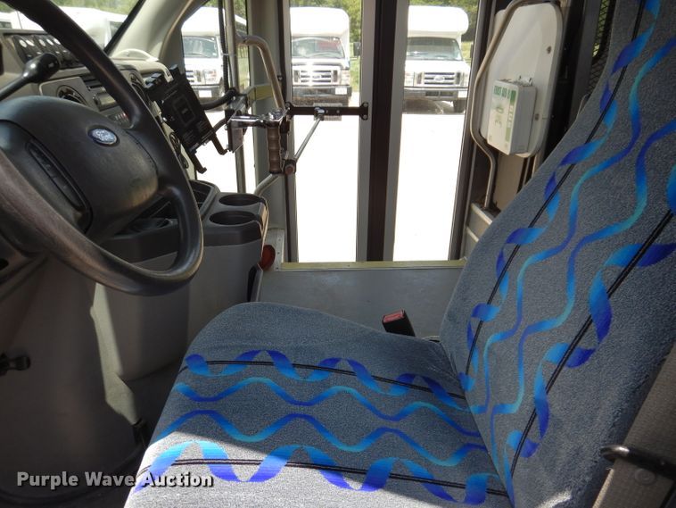 image for item IQ9609 2009 Ford E450 Super Duty  shuttle bus