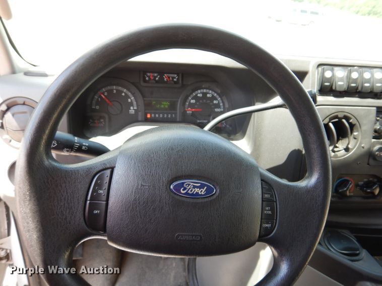 image for item IQ9609 2009 Ford E450 Super Duty  shuttle bus