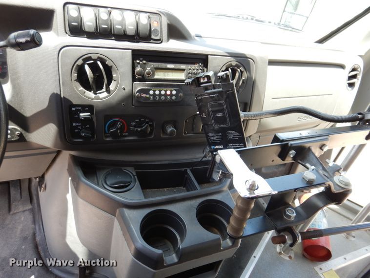 image for item IQ9609 2009 Ford E450 Super Duty  shuttle bus