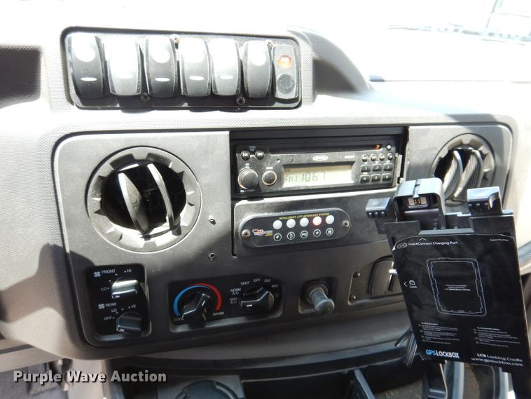 image for item IQ9609 2009 Ford E450 Super Duty  shuttle bus