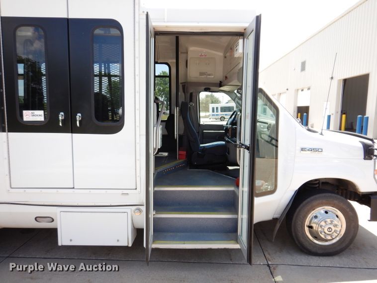 image for item IQ9609 2009 Ford E450 Super Duty  shuttle bus