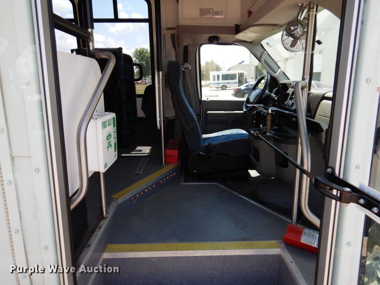 image for item IQ9609 2009 Ford E450 Super Duty  shuttle bus