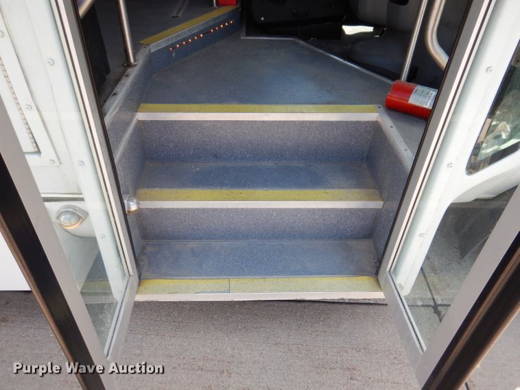 image for item IQ9609 2009 Ford E450 Super Duty  shuttle bus