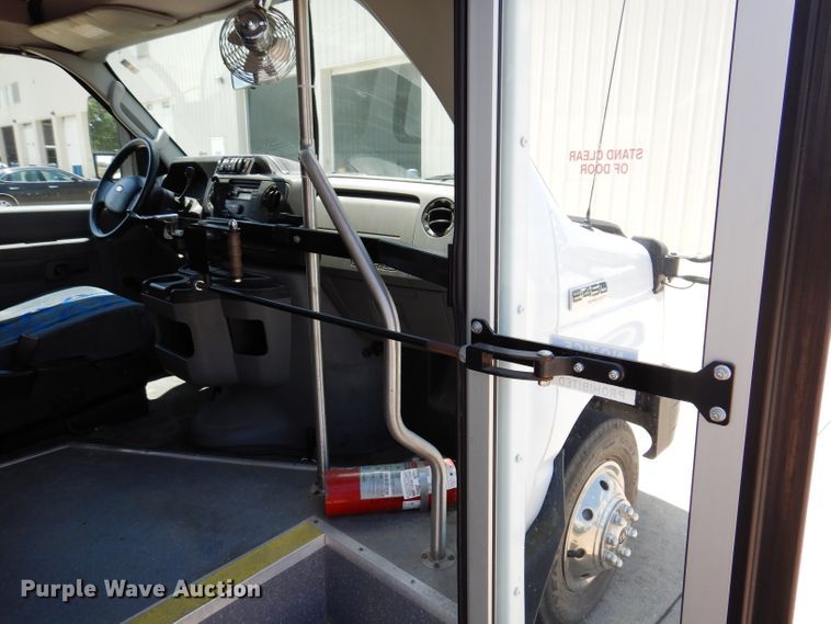 image for item IQ9609 2009 Ford E450 Super Duty  shuttle bus