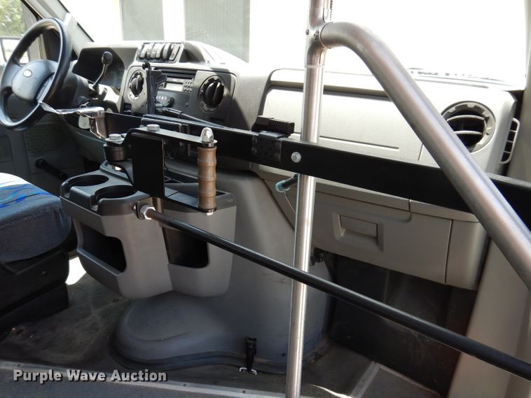 image for item IQ9609 2009 Ford E450 Super Duty  shuttle bus