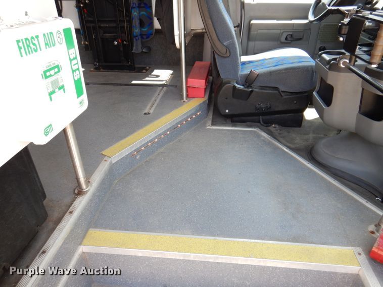 image for item IQ9609 2009 Ford E450 Super Duty  shuttle bus