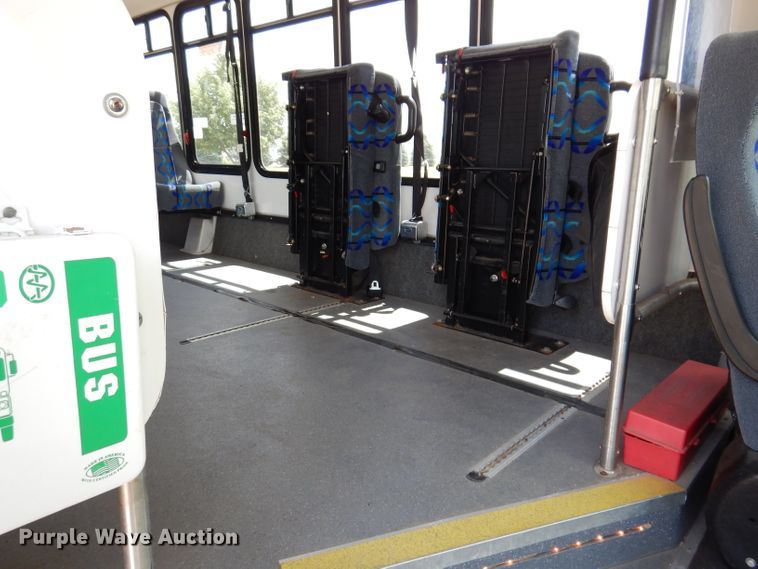 image for item IQ9609 2009 Ford E450 Super Duty  shuttle bus