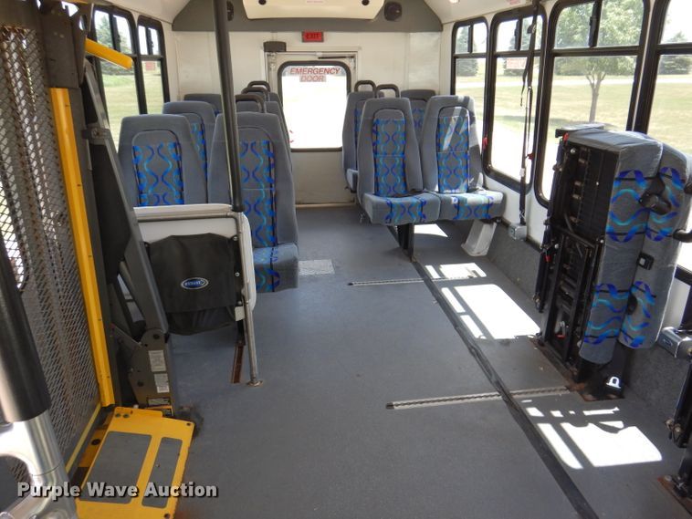 image for item IQ9609 2009 Ford E450 Super Duty  shuttle bus