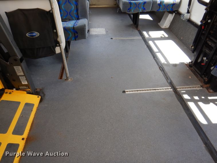 image for item IQ9609 2009 Ford E450 Super Duty  shuttle bus