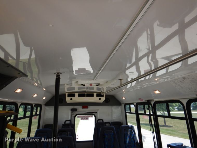 image for item IQ9609 2009 Ford E450 Super Duty  shuttle bus