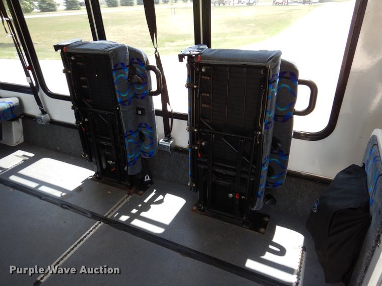 image for item IQ9609 2009 Ford E450 Super Duty  shuttle bus