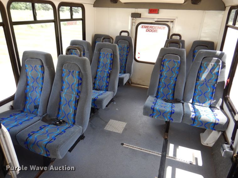 image for item IQ9609 2009 Ford E450 Super Duty  shuttle bus