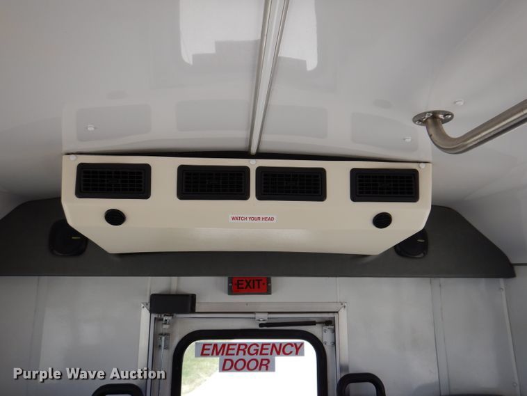 image for item IQ9609 2009 Ford E450 Super Duty  shuttle bus