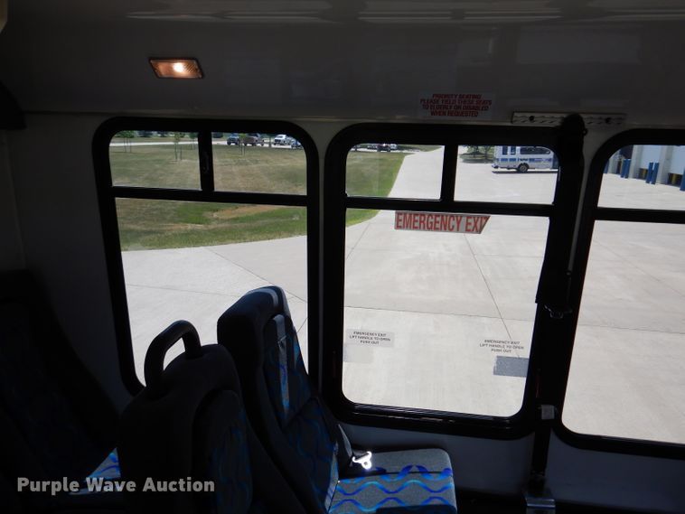 image for item IQ9609 2009 Ford E450 Super Duty  shuttle bus