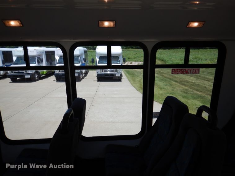 image for item IQ9609 2009 Ford E450 Super Duty  shuttle bus