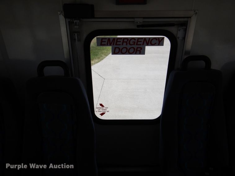 image for item IQ9609 2009 Ford E450 Super Duty  shuttle bus