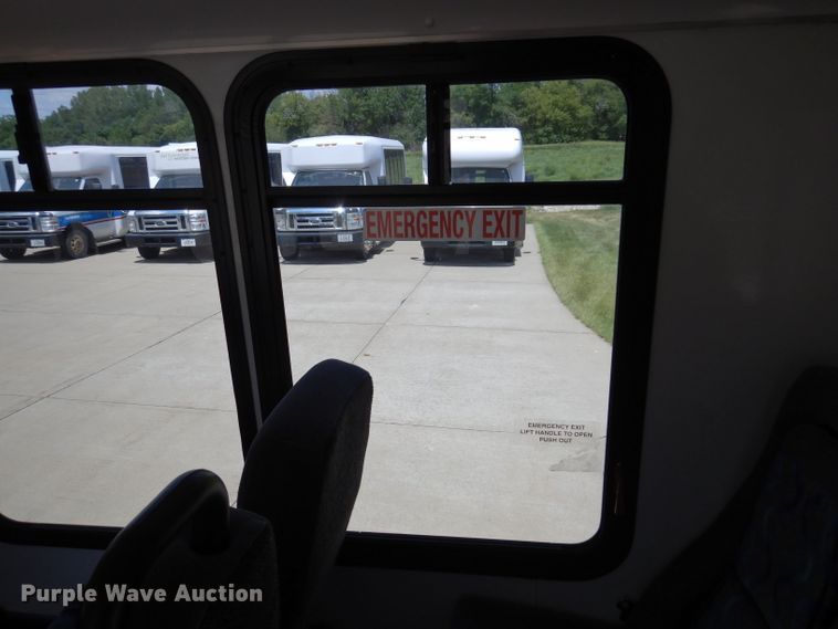 image for item IQ9609 2009 Ford E450 Super Duty  shuttle bus