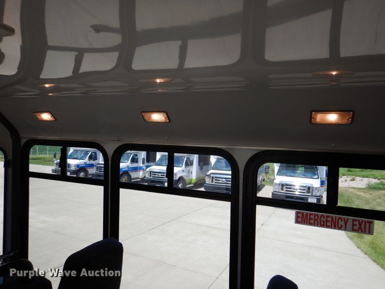 image for item IQ9609 2009 Ford E450 Super Duty  shuttle bus