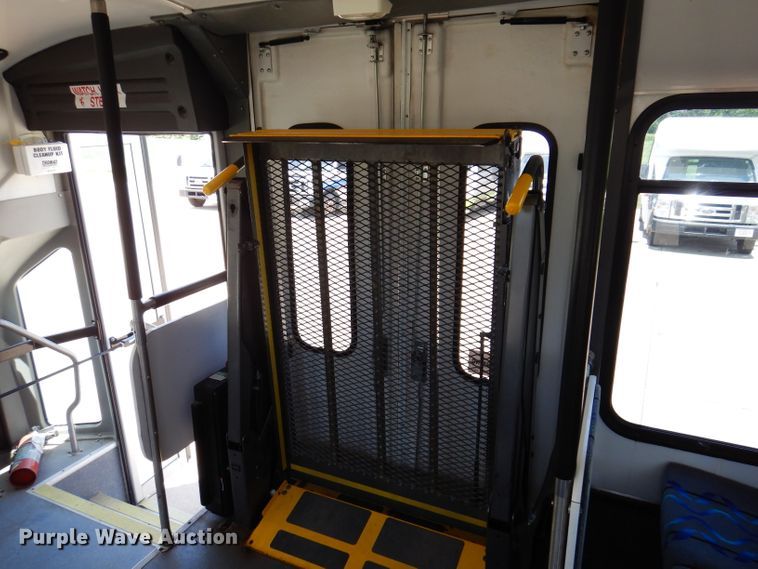 image for item IQ9609 2009 Ford E450 Super Duty  shuttle bus