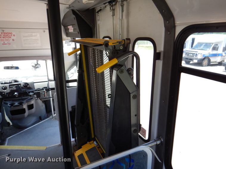 image for item IQ9609 2009 Ford E450 Super Duty  shuttle bus