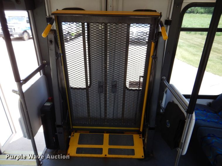 image for item IQ9609 2009 Ford E450 Super Duty  shuttle bus