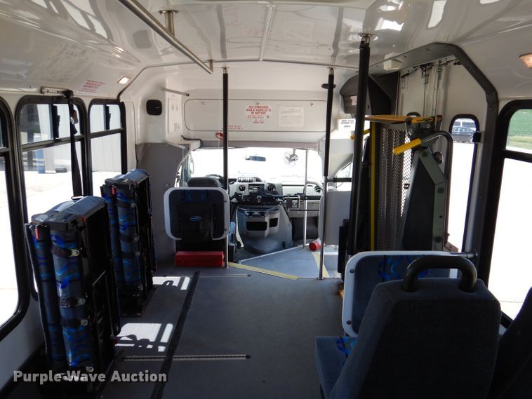 image for item IQ9609 2009 Ford E450 Super Duty  shuttle bus