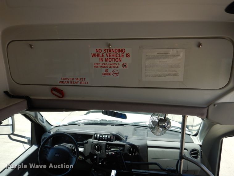 image for item IQ9609 2009 Ford E450 Super Duty  shuttle bus