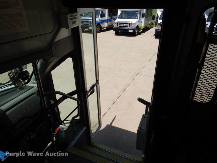 image for item IQ9609 2009 Ford E450 Super Duty  shuttle bus