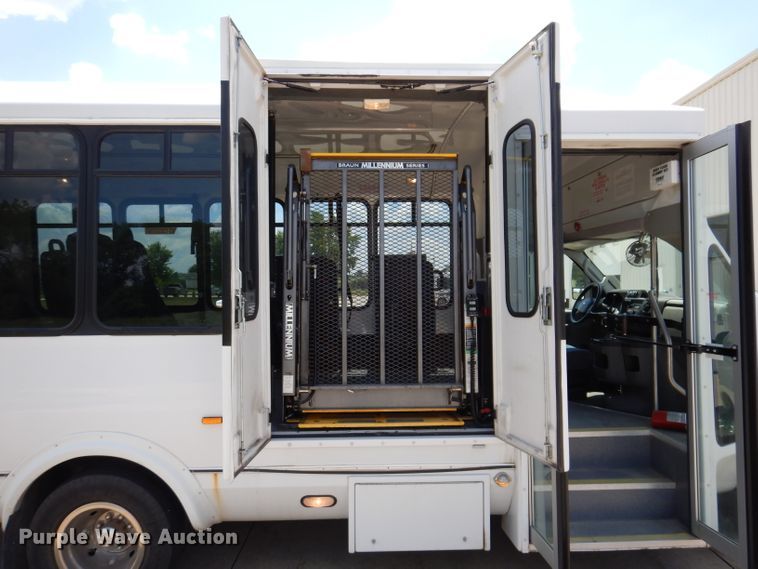 image for item IQ9609 2009 Ford E450 Super Duty  shuttle bus