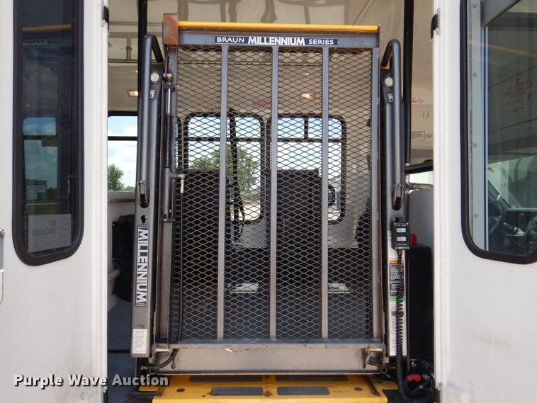 image for item IQ9609 2009 Ford E450 Super Duty  shuttle bus