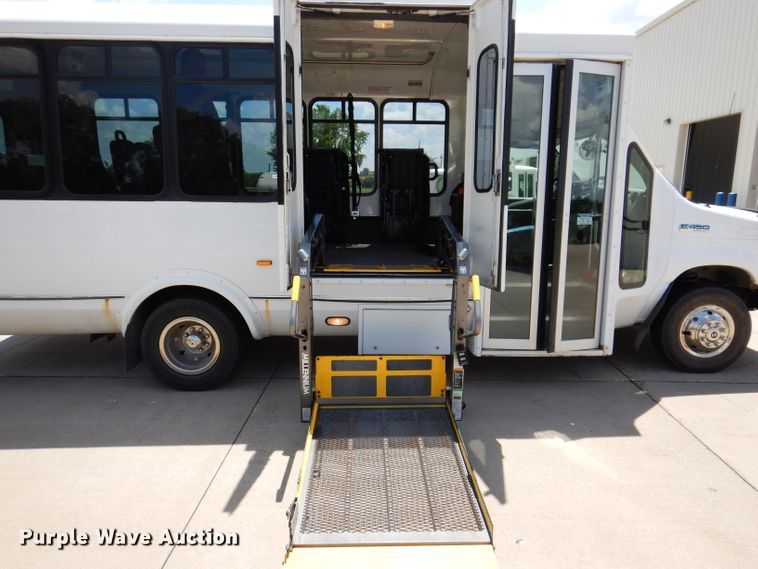 image for item IQ9609 2009 Ford E450 Super Duty  shuttle bus