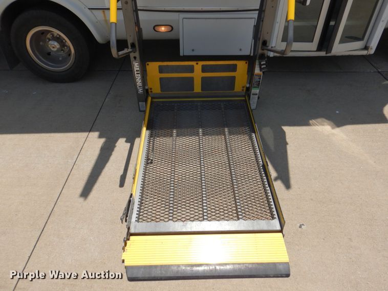 image for item IQ9609 2009 Ford E450 Super Duty  shuttle bus