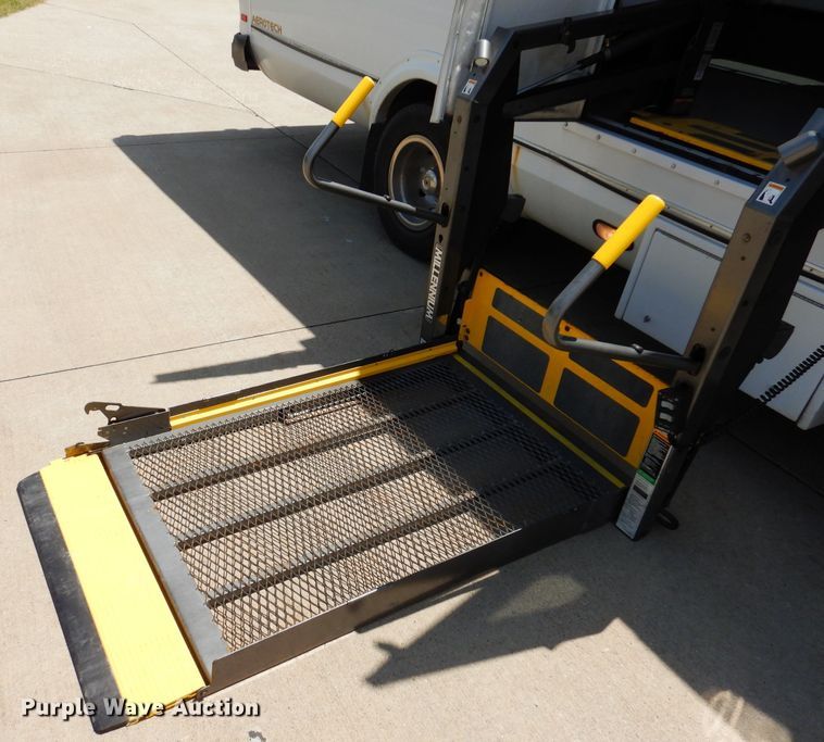 image for item IQ9609 2009 Ford E450 Super Duty  shuttle bus