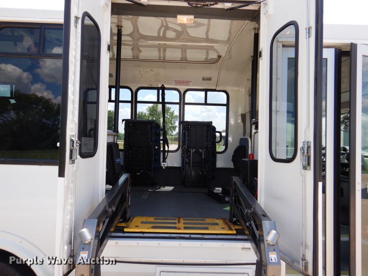 image for item IQ9609 2009 Ford E450 Super Duty  shuttle bus