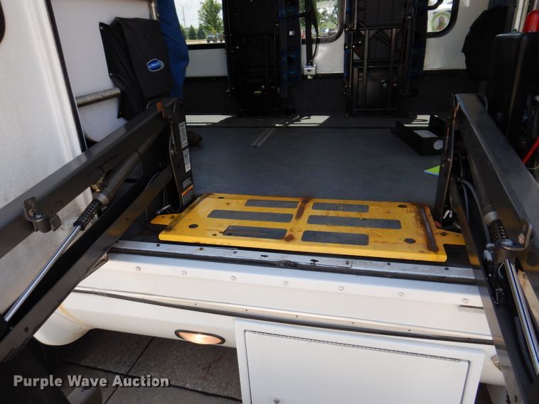 image for item IQ9609 2009 Ford E450 Super Duty  shuttle bus