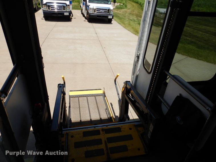 image for item IQ9609 2009 Ford E450 Super Duty  shuttle bus