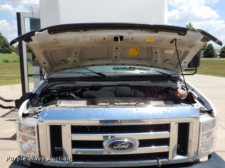 image for item IQ9609 2009 Ford E450 Super Duty  shuttle bus