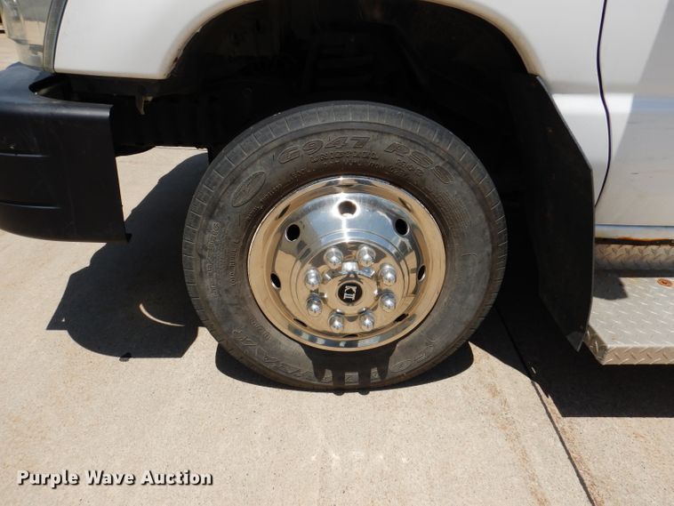 image for item IQ9609 2009 Ford E450 Super Duty  shuttle bus