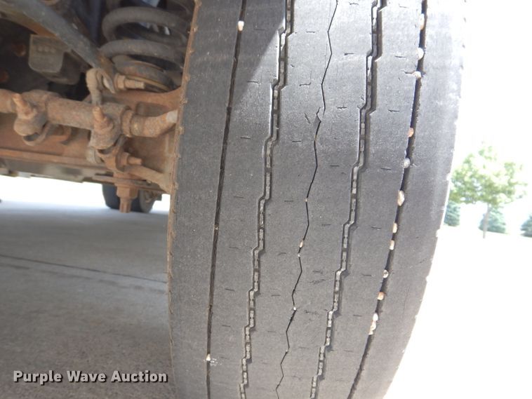 image for item IQ9609 2009 Ford E450 Super Duty  shuttle bus