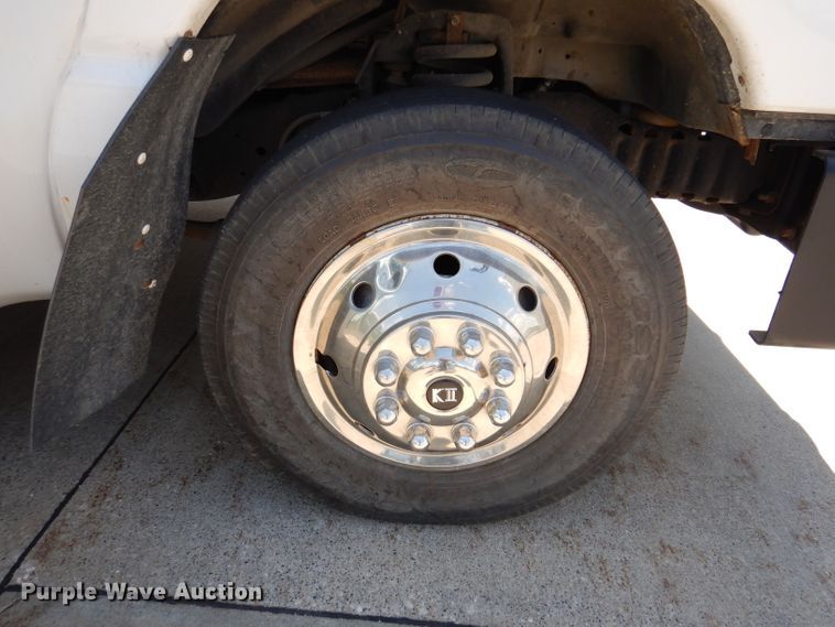 image for item IQ9609 2009 Ford E450 Super Duty  shuttle bus