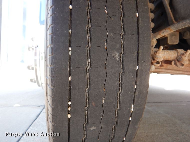 image for item IQ9609 2009 Ford E450 Super Duty  shuttle bus