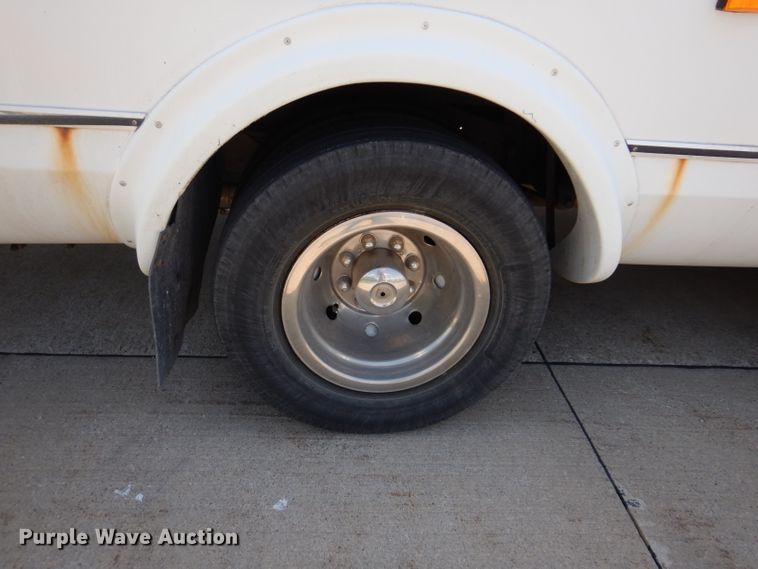 image for item IQ9609 2009 Ford E450 Super Duty  shuttle bus